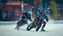 Шипы и лёд: в Москве стартует новый сезон мотокросса на льду