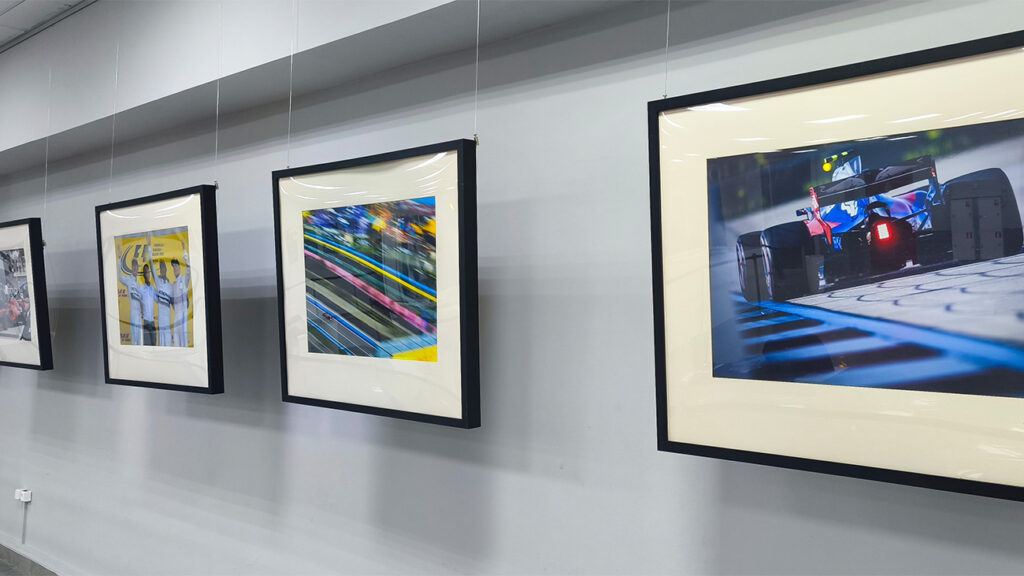 Выставка «В объективе – Формула 1» открылась на Сириус Автодроме.