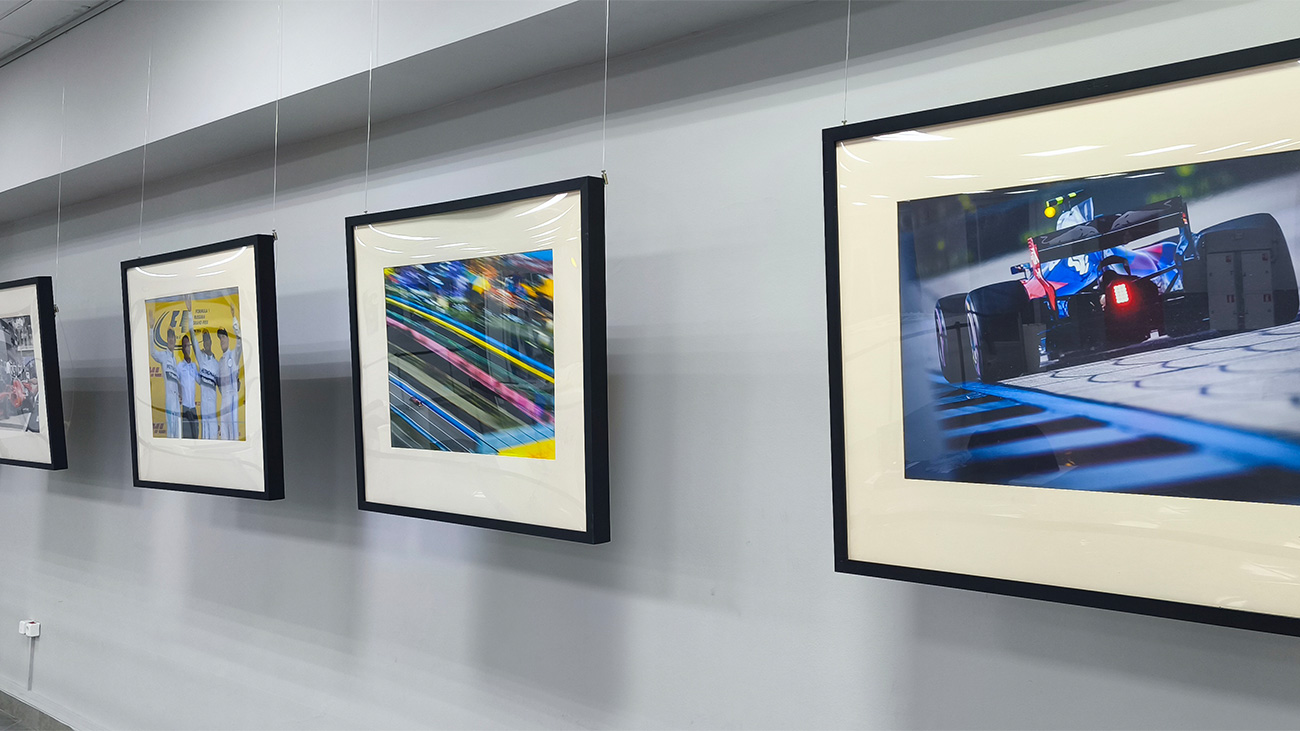 Вы сейчас просматриваете Выставка «В объективе – Формула 1» открылась на Сириус Автодроме.